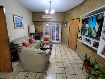 Casa con Departamento en venta en Caseros
