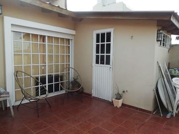 Casa con Departamento en venta en Caseros