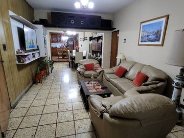 Casa con Departamento en venta en Caseros