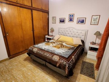 Casa con Departamento en venta en Caseros
