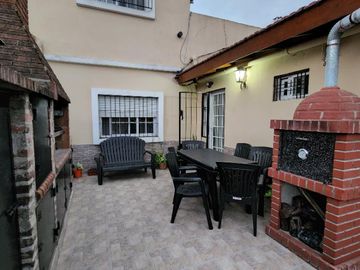 Casa con Departamento en venta en Caseros