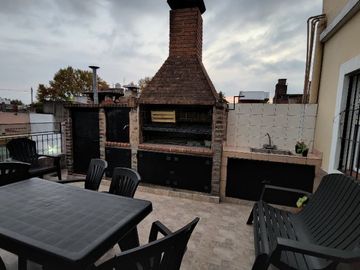 Casa con Departamento en venta en Caseros