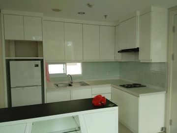Jual Rugi Apartemen Rainbow Springs 3BR Full Furnish Interior Design