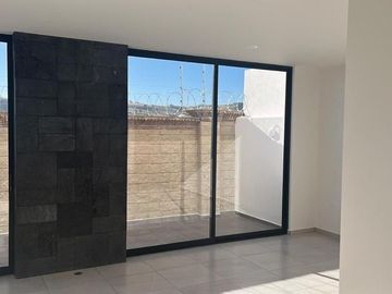 CASA EN VENTA MUY CERCA DE TOWN CENTER Y VIA ATLIXCAYOTL. PARQUE AGUASCALIENTES