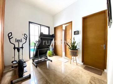 Rumah Dalam Komplek Cinere Luas, Private, Ada Kolam Renang & Rooftop