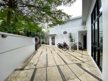 Rumah Dalam Komplek Cinere Luas, Private, Ada Kolam Renang & Rooftop