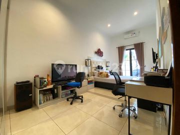 Rumah Dalam Komplek Cinere Luas, Private, Ada Kolam Renang & Rooftop
