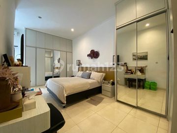 Rumah Dalam Komplek Cinere Luas, Private, Ada Kolam Renang & Rooftop