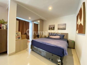 Rumah Dalam Komplek Cinere Luas, Private, Ada Kolam Renang & Rooftop