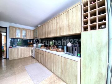 Rumah Dalam Komplek Cinere Luas, Private, Ada Kolam Renang & Rooftop