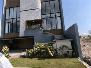 LUXURY LIVING GOLF VILLA — DIRECT GOLF COURSE BACKYARD
