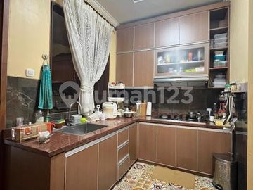 Rumah Luas dan Homey di Komplek Elit Bukit Cinere Indah