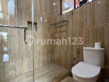 Rumah Luas dan Homey di Komplek Elit Bukit Cinere Indah