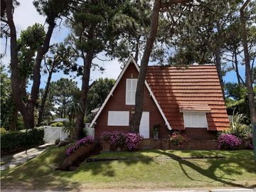 Casa Alpina en venta. Lote esq. de 700m2!!!