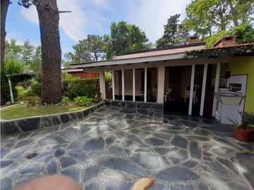 Casa Alpina en venta. Lote esq. de 700m2!!!