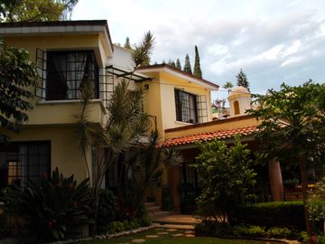 Casa Sola en Santa María Ahuacatitlán Cuernavaca - ROQ-239-Cs-562W