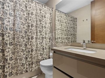 Departamento en venta de 6 dorm. en Las Condes