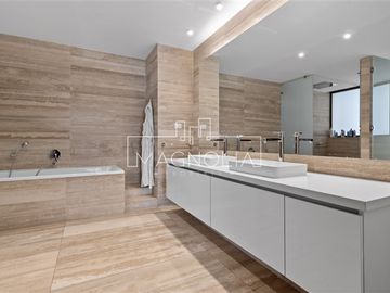 Departamento en venta de 6 dorm. en Las Condes