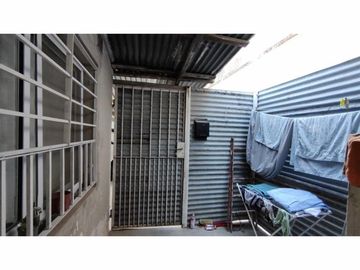 Casa de 4 ambientes con terreno de 8,66 X 58,74 con cocheras para 12 vehículos