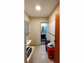 Casa de 4 ambientes con terreno de 8,66 X 58,74 con cocheras para 12 vehículos
