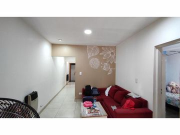 Casa de 4 ambientes con terreno de 8,66 X 58,74 con cocheras para 12 vehículos