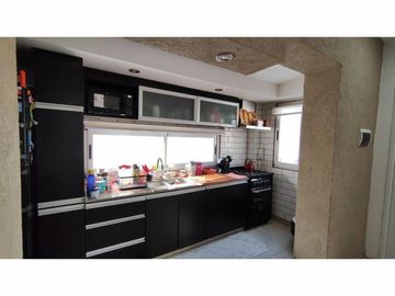 Casa de 4 ambientes con terreno de 8,66 X 58,74 con cocheras para 12 vehículos