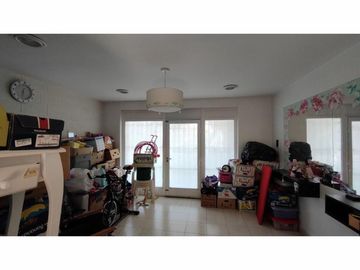 Casa de 4 ambientes con terreno de 8,66 X 58,74 con cocheras para 12 vehículos