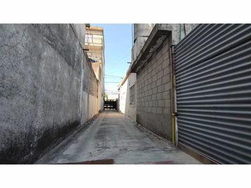 Casa de 4 ambientes con terreno de 8,66 X 58,74 con cocheras para 12 vehículos