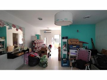 Casa de 4 ambientes con terreno de 8,66 X 58,74 con cocheras para 12 vehículos