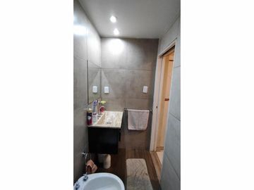 Casa de 4 ambientes con terreno de 8,66 X 58,74 con cocheras para 12 vehículos