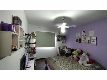 Casa de 4 ambientes con terreno de 8,66 X 58,74 con cocheras para 12 vehículos