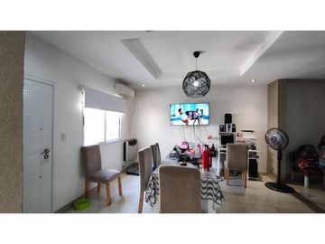 Casa de 4 ambientes con terreno de 8,66 X 58,74 con cocheras para 12 vehículos