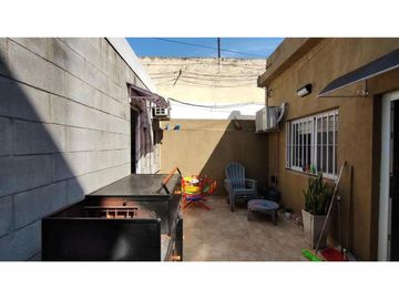 Casa de 4 ambientes con terreno de 8,66 X 58,74 con cocheras para 12 vehículos