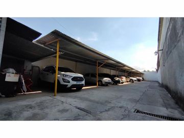Casa de 4 ambientes con terreno de 8,66 X 58,74 con cocheras para 12 vehículos