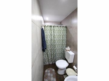 Casa de 4 ambientes con terreno de 8,66 X 58,74 con cocheras para 12 vehículos