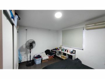 Casa de 4 ambientes con terreno de 8,66 X 58,74 con cocheras para 12 vehículos