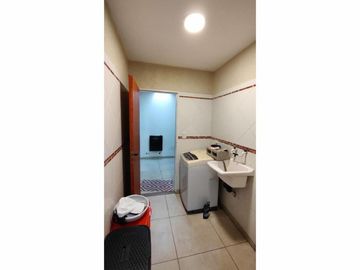 Casa de 4 ambientes con terreno de 8,66 X 58,74 con cocheras para 12 vehículos