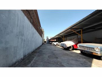 Casa de 4 ambientes con terreno de 8,66 X 58,74 con cocheras para 12 vehículos