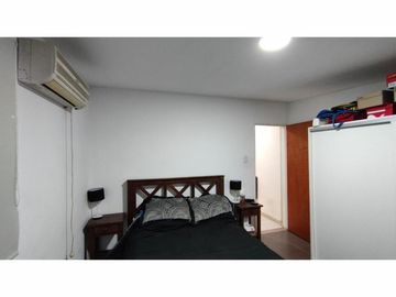 Casa de 4 ambientes con terreno de 8,66 X 58,74 con cocheras para 12 vehículos