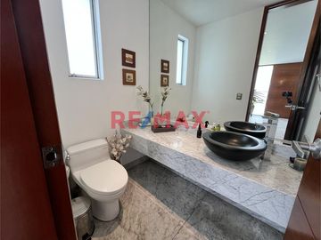 🌿 CASA MODERNA EN CONDOMINIO PRIVADO – SOL DE LA MOLINA

💲 Precio: $545,000 | 🏡 Terreno: 321.00 m² | 🧱 Construcción: 384.00 m² | 📆 Antigüedad: 10 añ