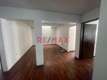 *Venta de Casa de 3 Pisos en Urbanización Las Quintanas - Vista a la Calle y Frente a Parque*

¡Una excelente oportunidad de inversión y comodidad!