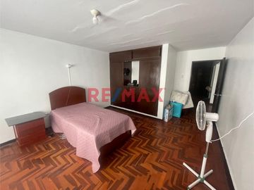 *Venta de Casa de 3 Pisos en Urbanización Las Quintanas - Vista a la Calle y Frente a Parque*

¡Una excelente oportunidad de inversión y comodidad!