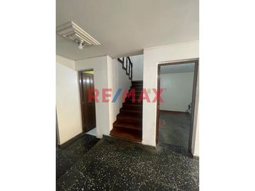 *Venta de Casa de 3 Pisos en Urbanización Las Quintanas - Vista a la Calle y Frente a Parque*

¡Una excelente oportunidad de inversión y comodidad!