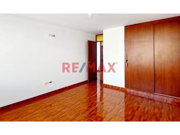 Alquiler de casa en La Molina – Calle Andalucía 164

Ubicada en una zona residencial, tranquila y segura, esta casa de dos pisos con poco uso ofrece