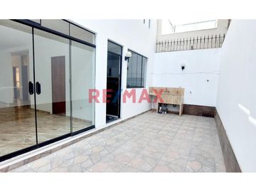 Alquiler de casa en La Molina – Calle Andalucía 164

Ubicada en una zona residencial, tranquila y segura, esta casa de dos pisos con poco uso ofrece