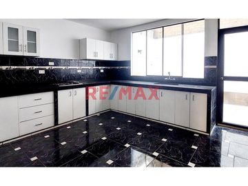 Alquiler de casa en La Molina – Calle Andalucía 164

Ubicada en una zona residencial, tranquila y segura, esta casa de dos pisos con poco uso ofrece