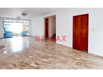 Alquiler de casa en La Molina – Calle Andalucía 164

Ubicada en una zona residencial, tranquila y segura, esta casa de dos pisos con poco uso ofrece