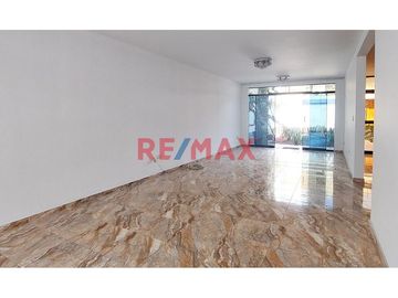 Alquiler de casa en La Molina – Calle Andalucía 164

Ubicada en una zona residencial, tranquila y segura, esta casa de dos pisos con poco uso ofrece