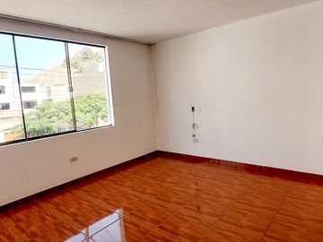 Alquiler de casa en La Molina – Calle Andalucía 164

Ubicada en una zona residencial, tranquila y segura, esta casa de dos pisos con poco uso ofrece