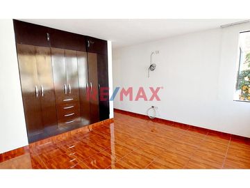 Alquiler de casa en La Molina – Calle Andalucía 164

Ubicada en una zona residencial, tranquila y segura, esta casa de dos pisos con poco uso ofrece